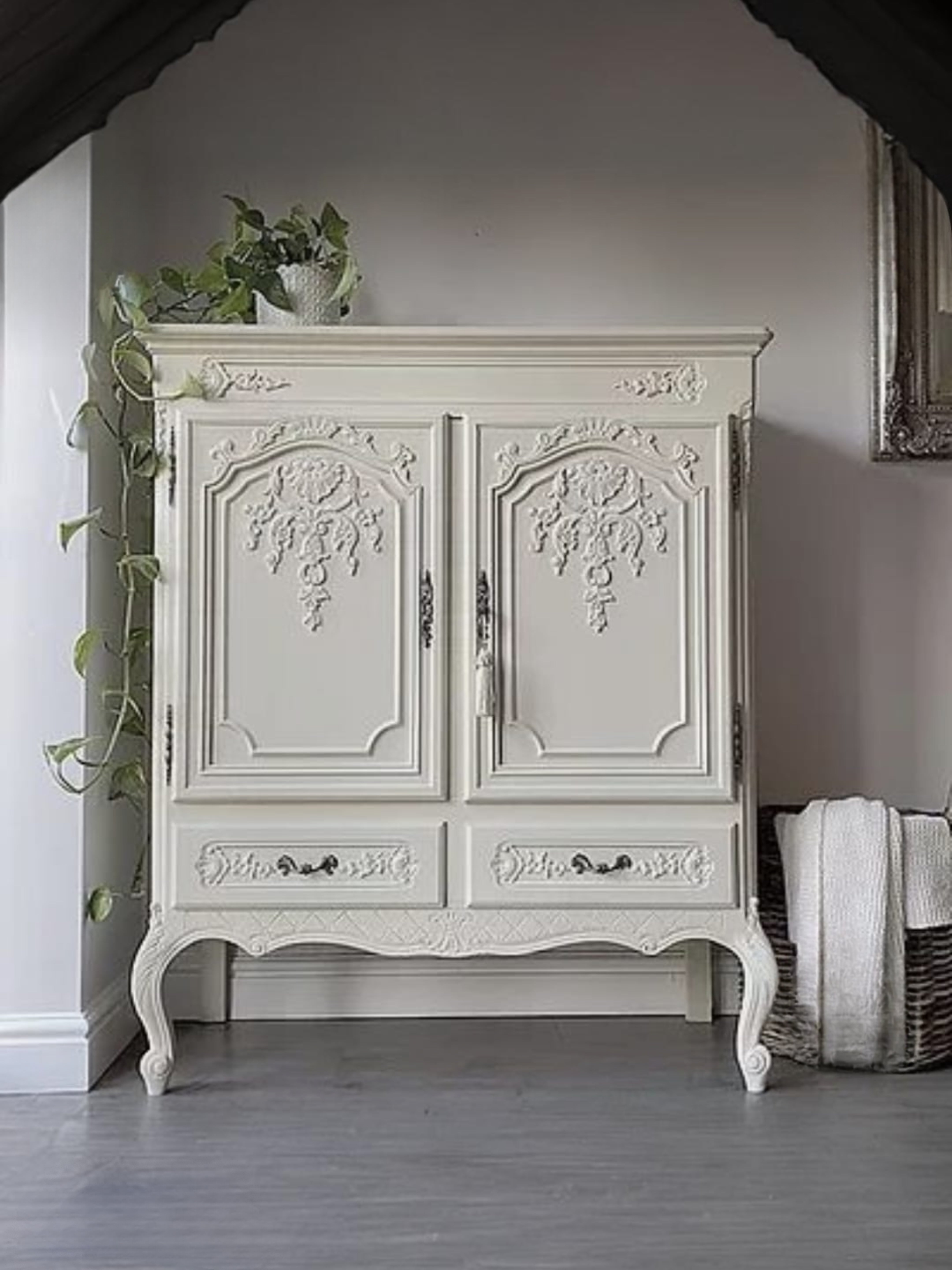 Exquisite Essence Bar Cabinet - Kelebek.in